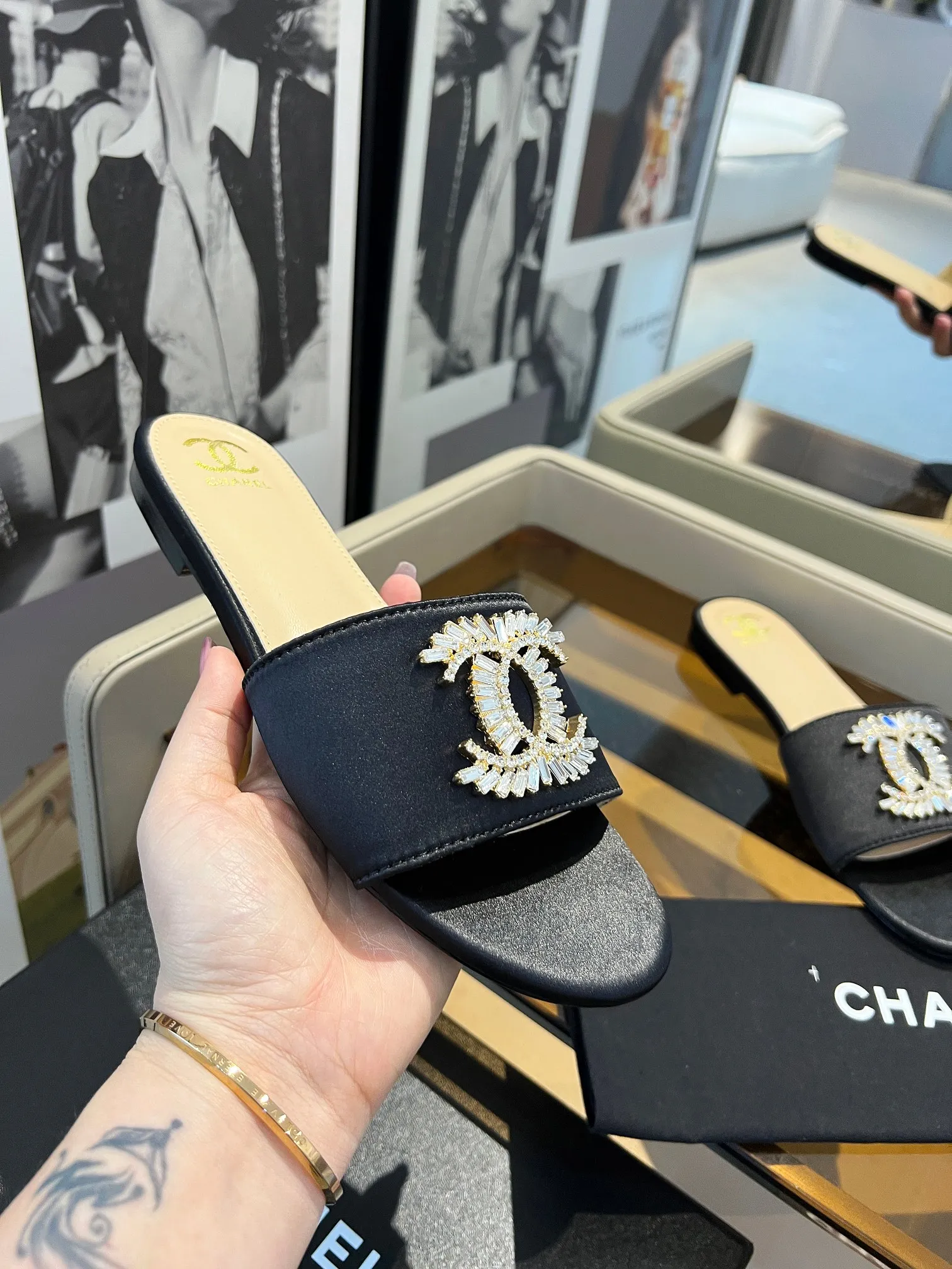 👟👟Ex-factory price 340👟👟 Genuine leather bottom +40 🎉🎉🎉Chanel Xiaoxiang C family sandals series official website synchronization, classic and elegant, casual wear 🌹🌹🌹🌹Original logo~Select imported cowhide and C family custom fabrics, multiple colors for the goddess to choose! ❤️❤️❤️❤️ Code number: 36~40 (customized 35 41 42 43 44 cannot be returned or exchanged)